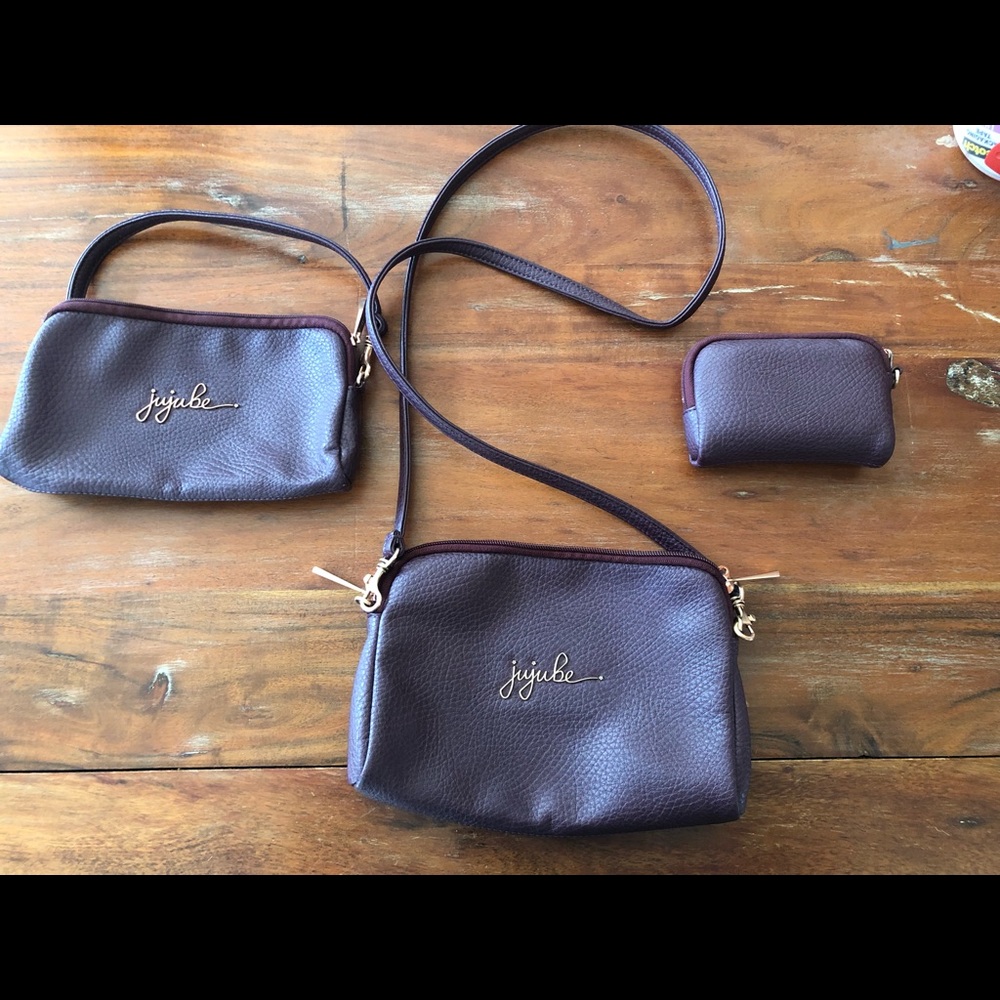 Jujube. Be set. I don’t know the exact color but it is burgundy.